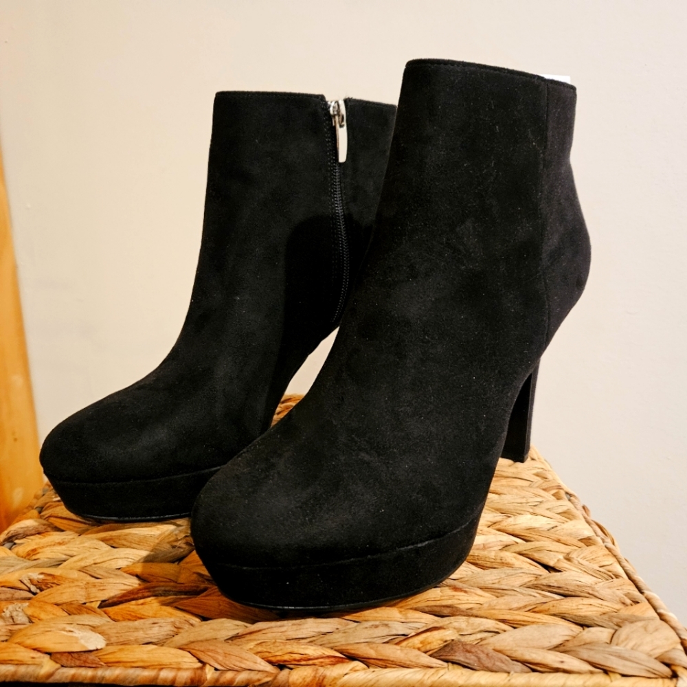 NEW Nine West Glowup Platform faux suede Ankle Bootie. 8M